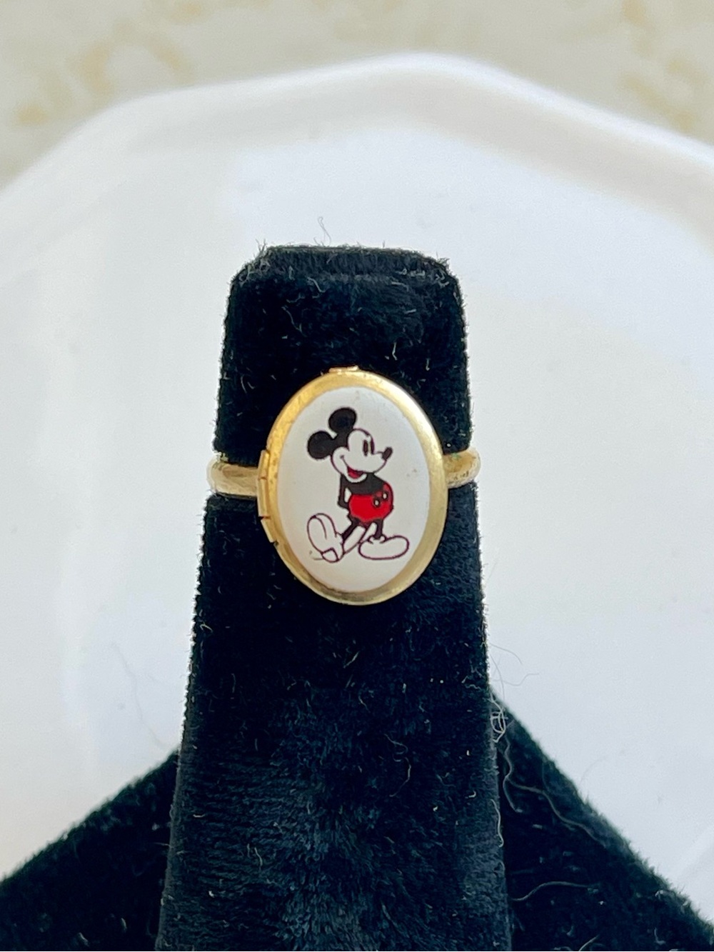 VINTAGE WALT DISNEY PRODUCTIONS MICKEY MOUSE GOLD OVAL SHAPE CHARM LOCKET RING